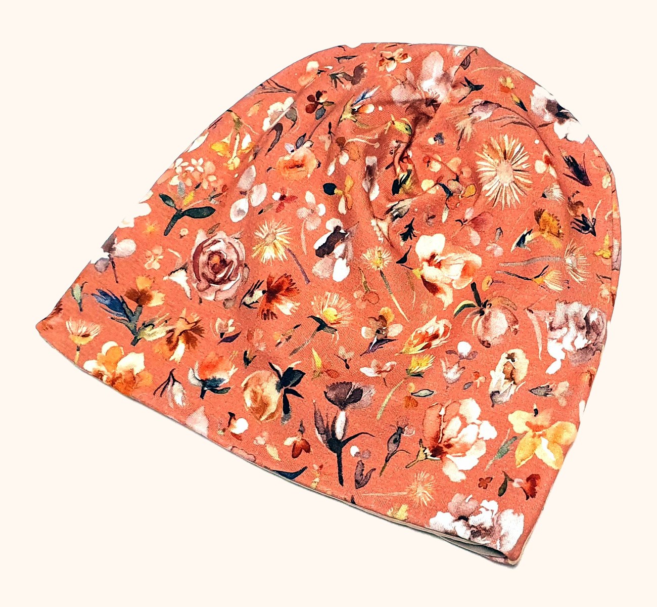 Korallfarbene Mütze mit Blumen