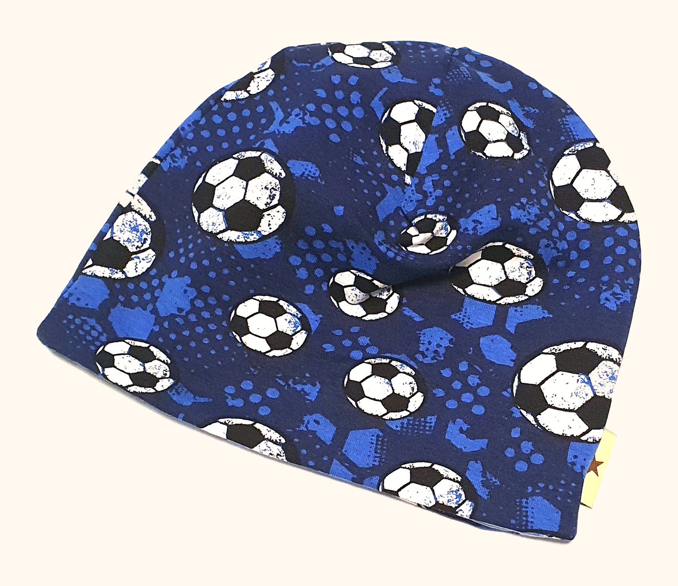 Blaue Mütze mit Fußballmotiv