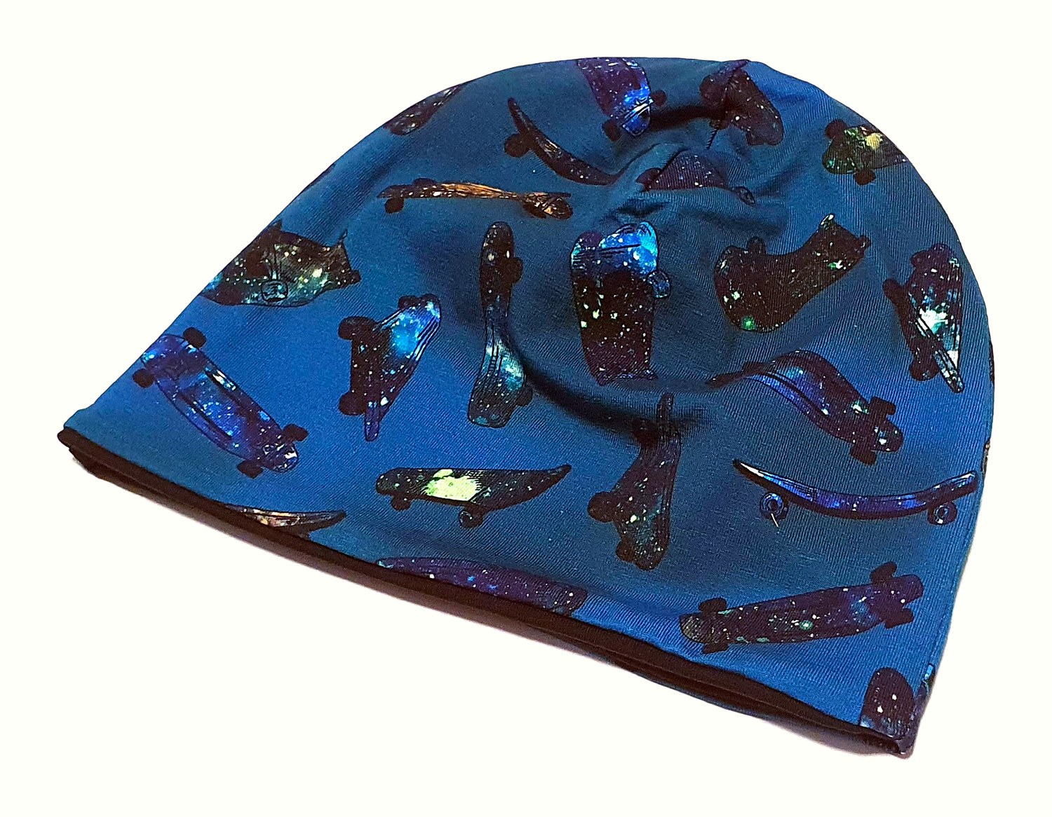 Blaue Mütze mit Skateboards
